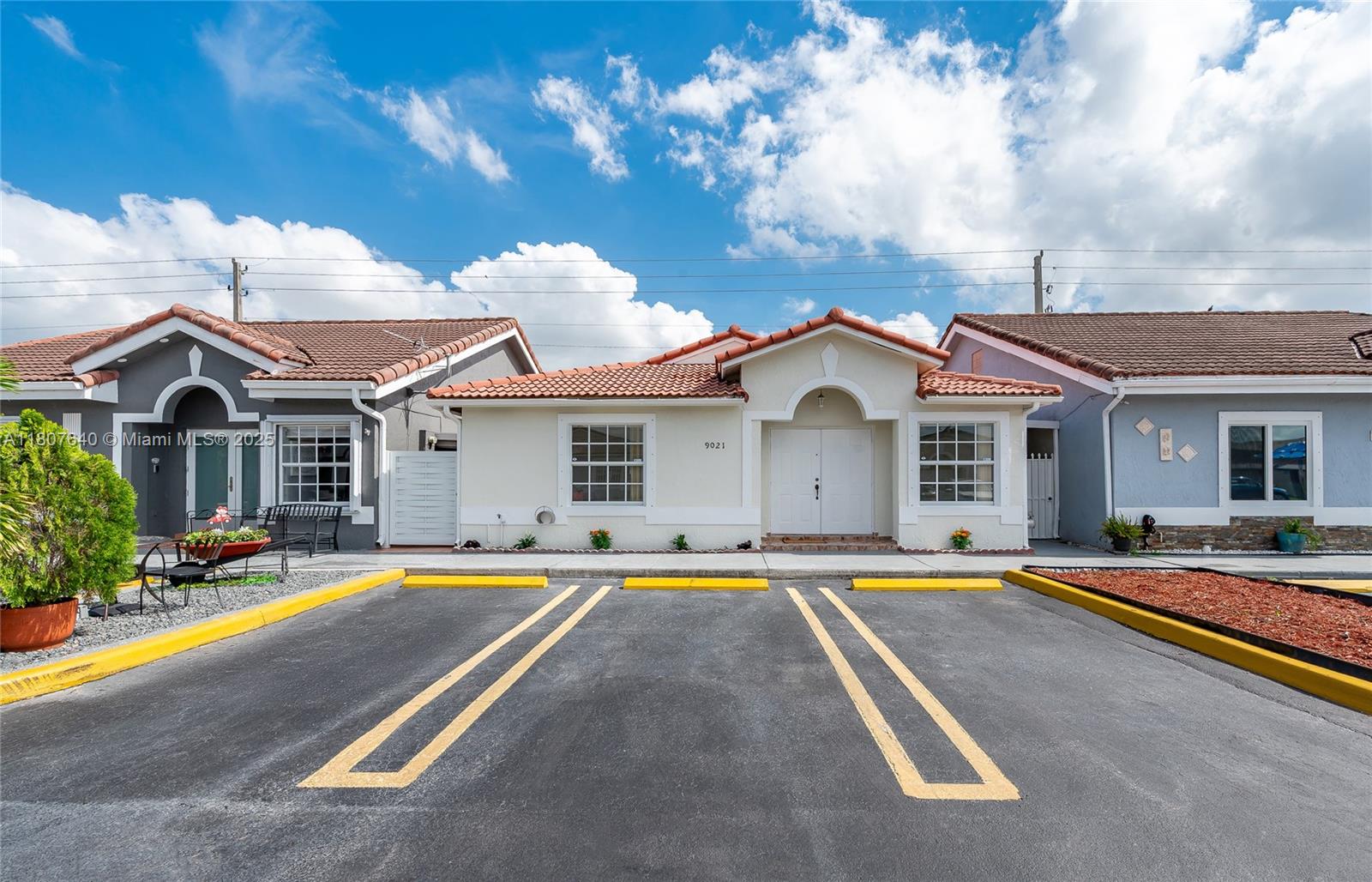 9021 Nw 121st Ter 85, Hialeah Gardens, Miami-Dade County, Florida - 3 Bedrooms  
2 Bathrooms - 