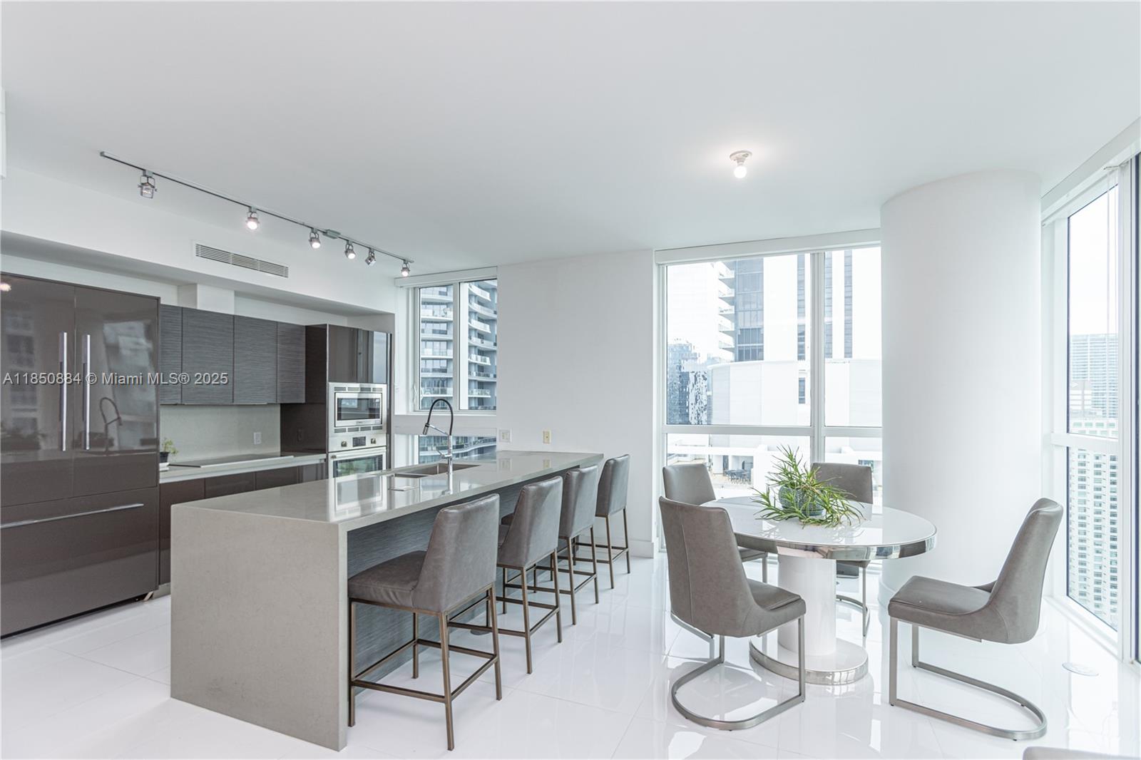 Luxury Apartment The Bond on Brickell . With 1593 square feet, 3 bedrooms, 3 full bathrooms, this residence offers an abundance of space and comfort. Floor-to-ceiling windows provide breathtaking views of the Miami skyline. have access to exclusive amenities,fitness center, pool and a business center. The prime location, Don't miss the opportunity to own this exceptional unit, Smart Building Technology with secure Fob Access, Steps from Brickell City Center, restaurants and nightlife. Live or invest in one of Miami’s most desirable high-rises. Furniture and appliances included. Ready to move in!