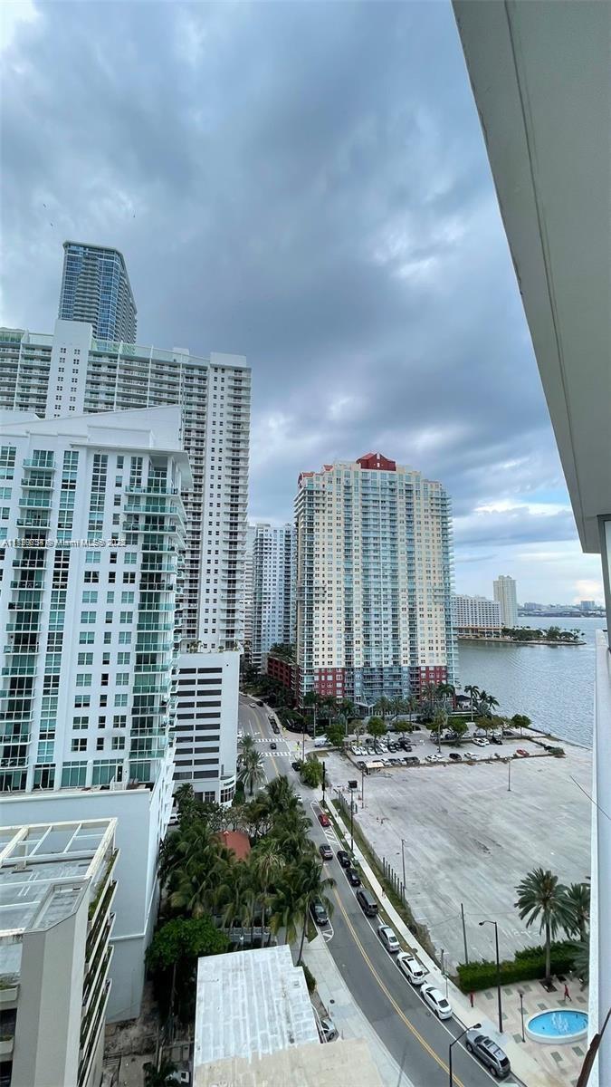 Beautiful 1Bed/1Bath at Brickell House with partial ocean view. Excellent investment – leased to reliable tenant until 11/01/25 with option to extend. Modern finishes, floor-to-ceiling windows, and a spacious balcony make it perfect for living or investing. Luxury building with rooftop pool, 24/7 concierge, fitness center, spa, and valet. Prime Brickell location near bay, restaurants, shops, and Metro.