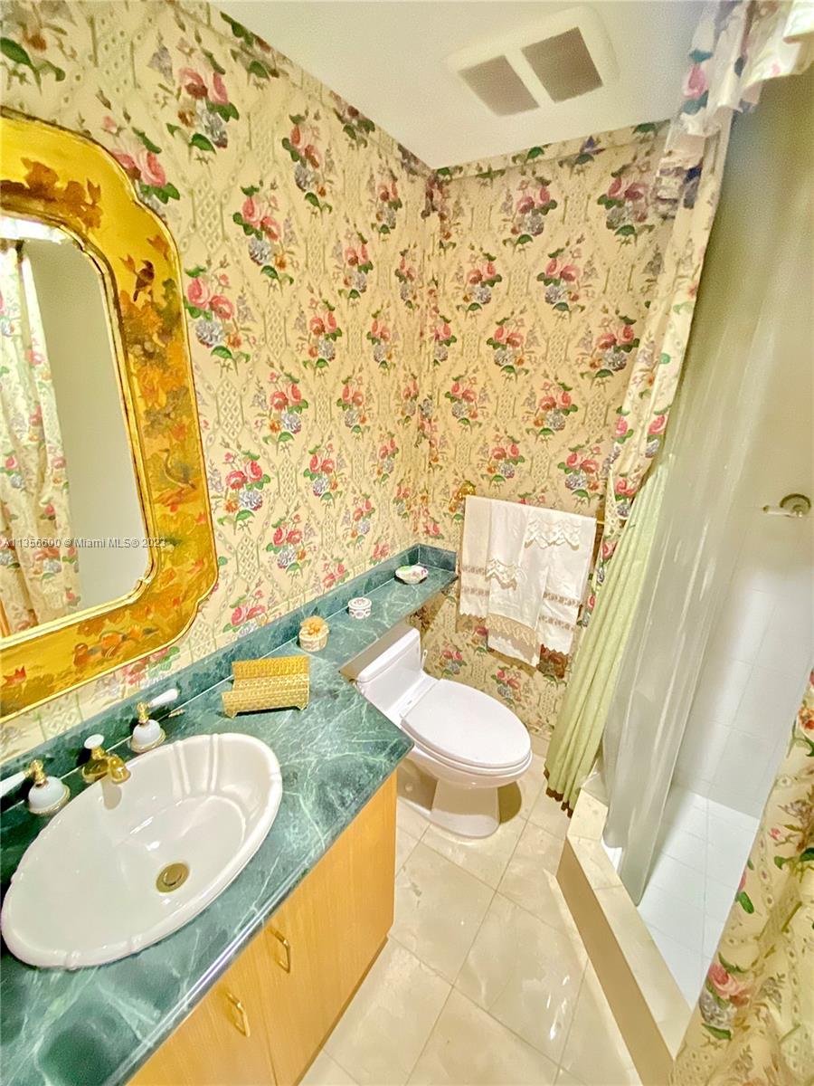 ONE THOUSAND VENETIAN WAY - Residential