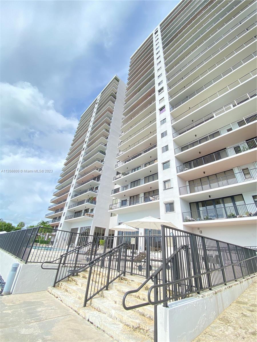 ONE THOUSAND VENETIAN WAY - Residential