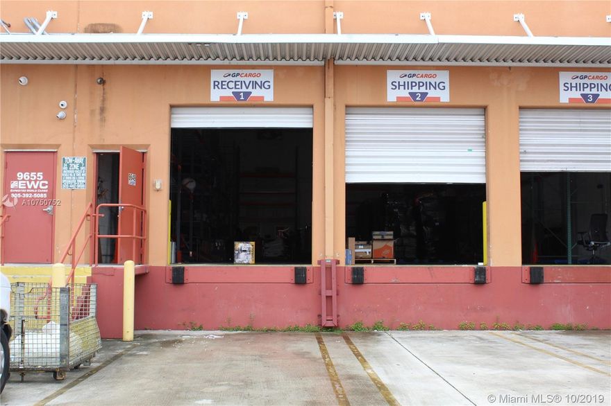 GREAT OPPORTUNITY ,LEASE OR SUBLEASE !!!! OFFICE 6 AVAILABLE AND 3 BATHROOMS CLOSE TO PALMETTO EXPRESSWAY (826) DOLPHIN EXPRESSWAY COMMON AREA DPRAL 
AVALIABLE TO LEASE ,KITCHEN /LUNCH AREA ,GREAT BUILDING ,LAMINATED FLOOR ,WATER INCLUDED