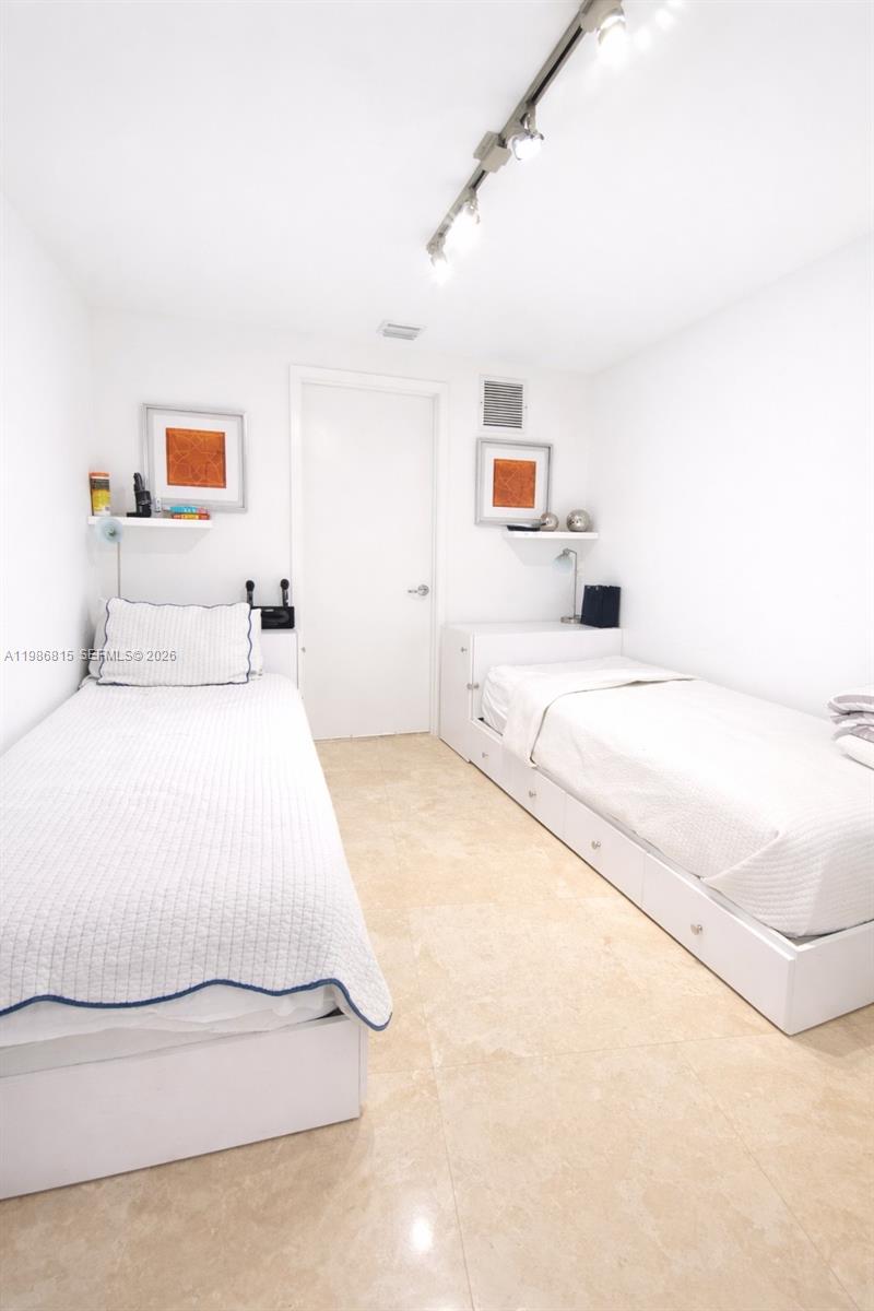 18201 Collins Ave 705