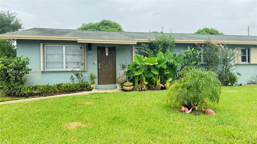 Discover this duplex featuring 3 bedrooms and 2 bathrooms with a spacious private pool and a generous backyard perfect for enjoying with your family and friends. Space for parking vehicles in front, this community has no HOA. Spacious backyard with two mango tree and one avocado tree.

OPEN HOUSE 
SATURDAY, NOVEMBER 8TH / 11: AM A 3:00 PM
