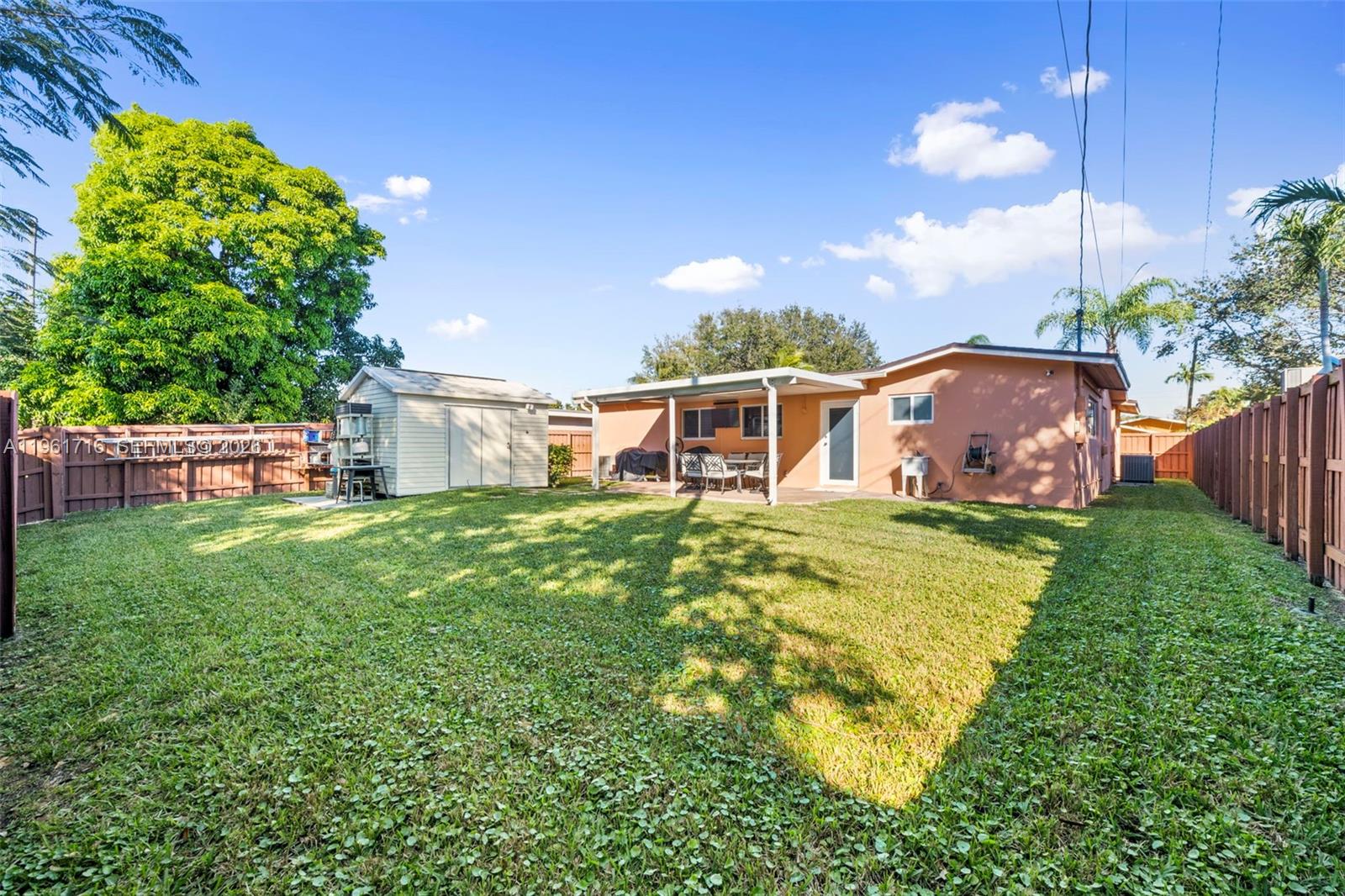 HOLLYWOOD HILLS - Residential