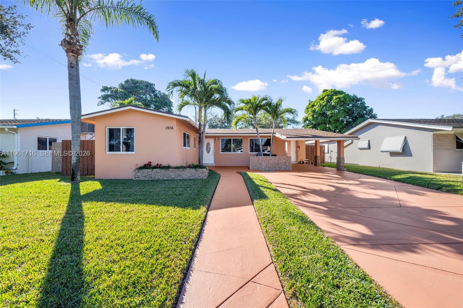HOLLYWOOD HILLS - Residential