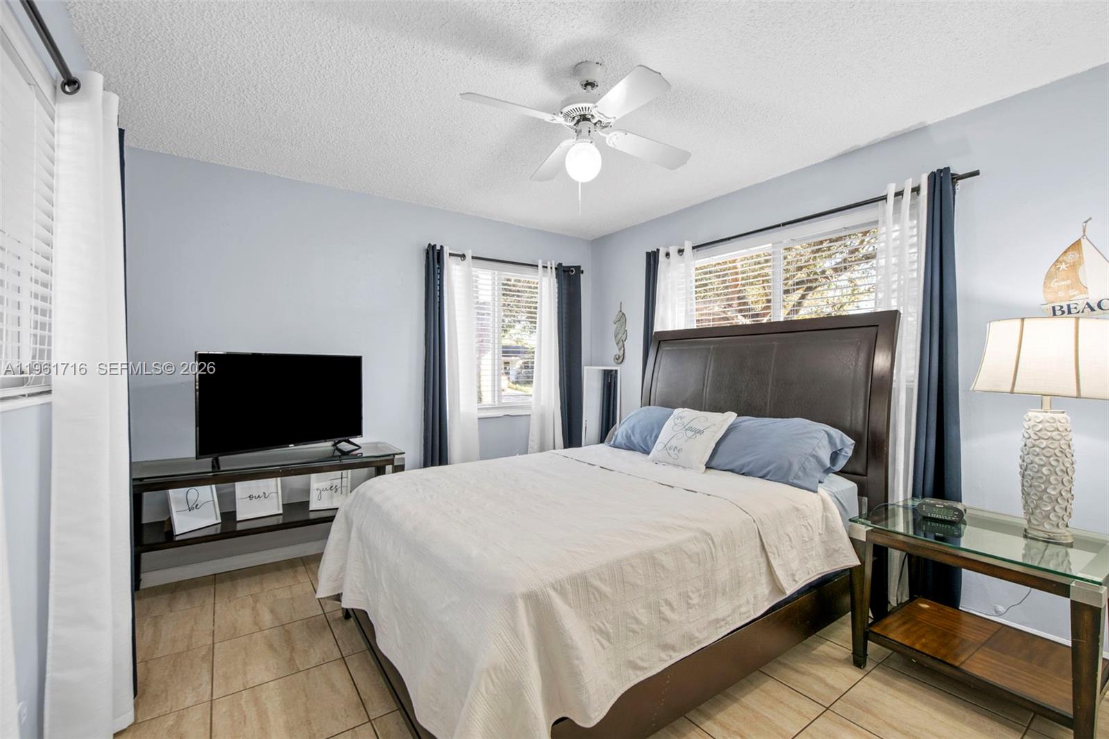 HOLLYWOOD HILLS - Residential