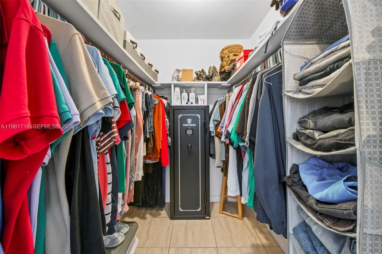 HOLLYWOOD HILLS - Residential