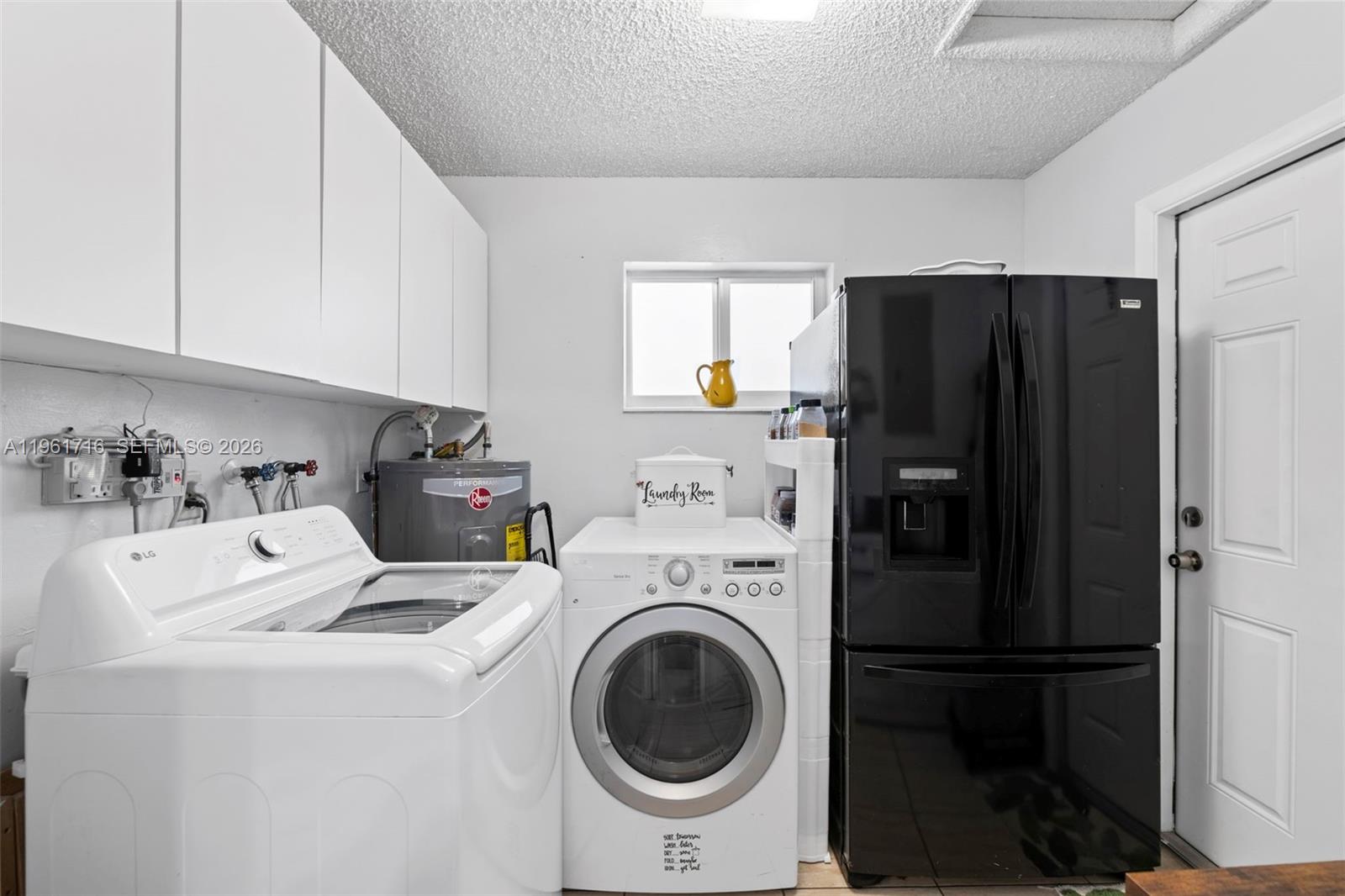 HOLLYWOOD HILLS - Residential