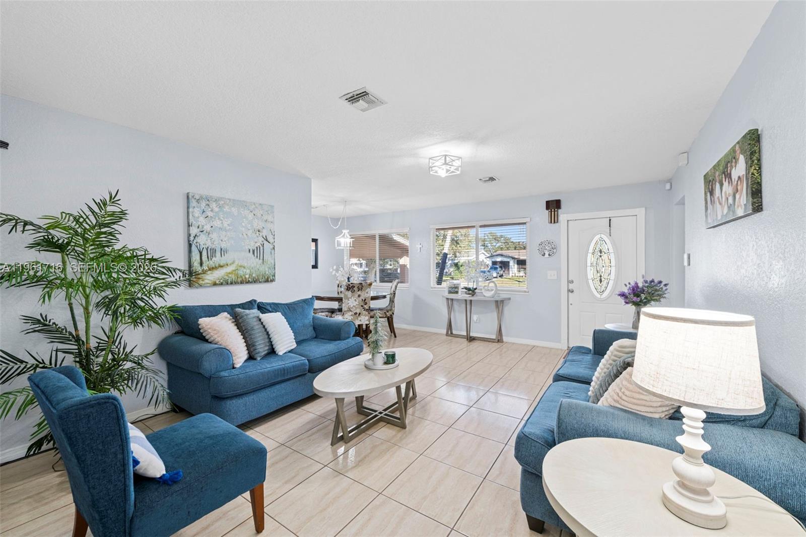 HOLLYWOOD HILLS - Residential