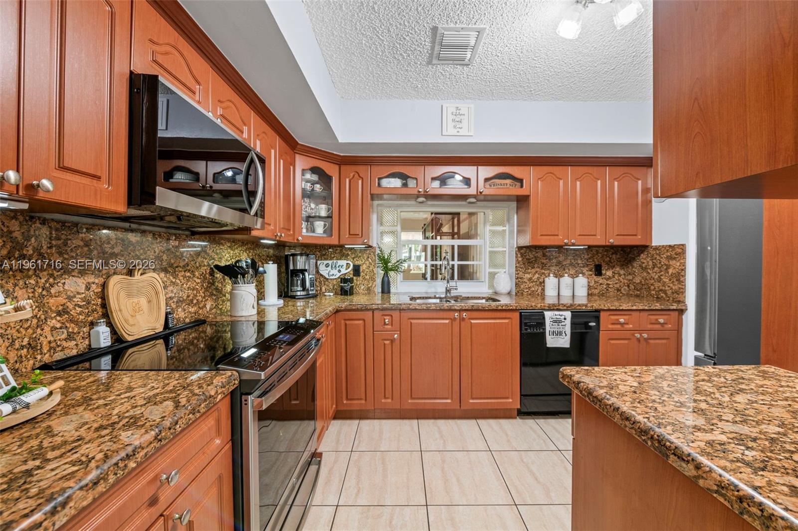 HOLLYWOOD HILLS - Residential