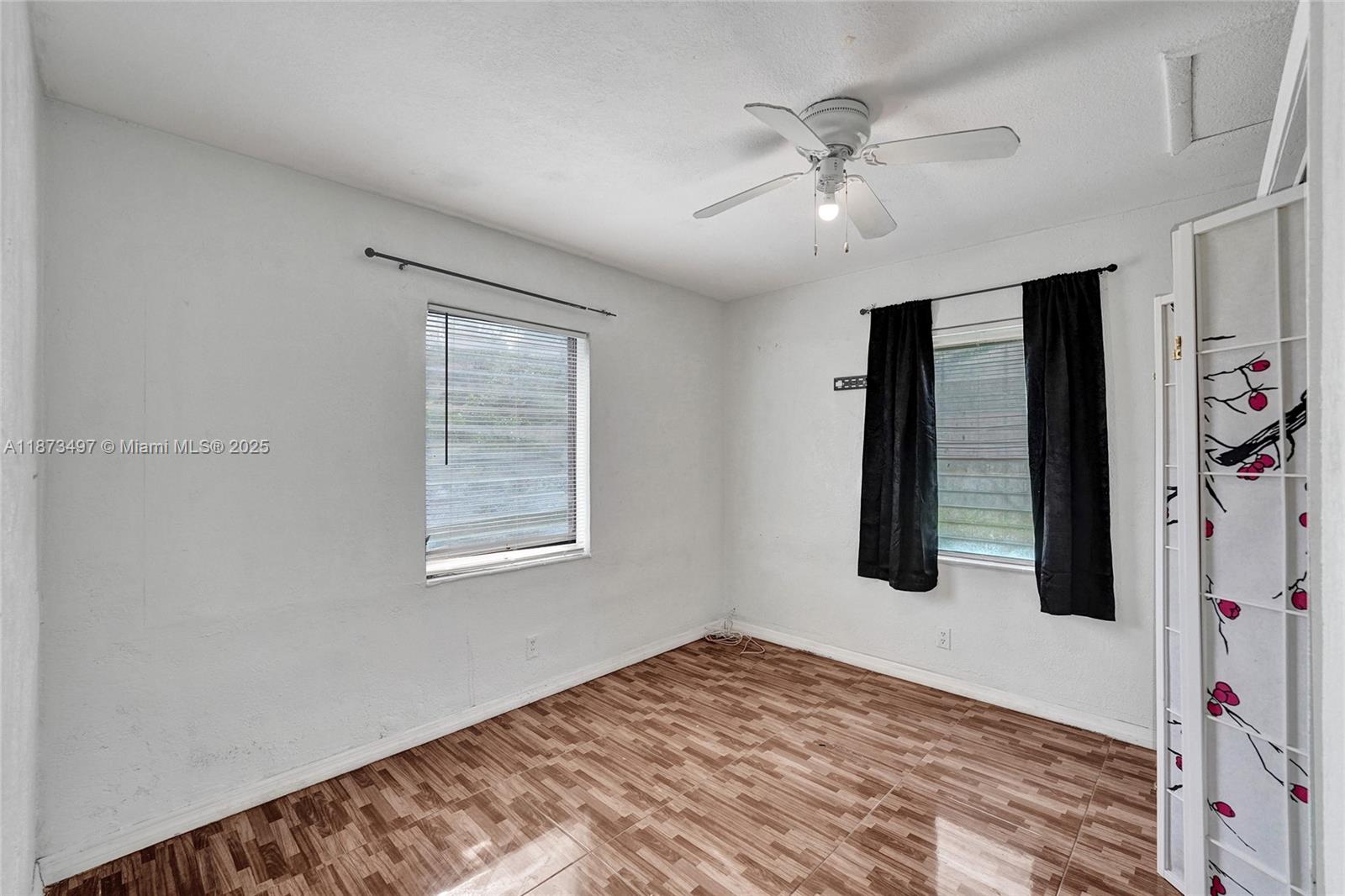 HOLLYWOOD HILLS - Residential