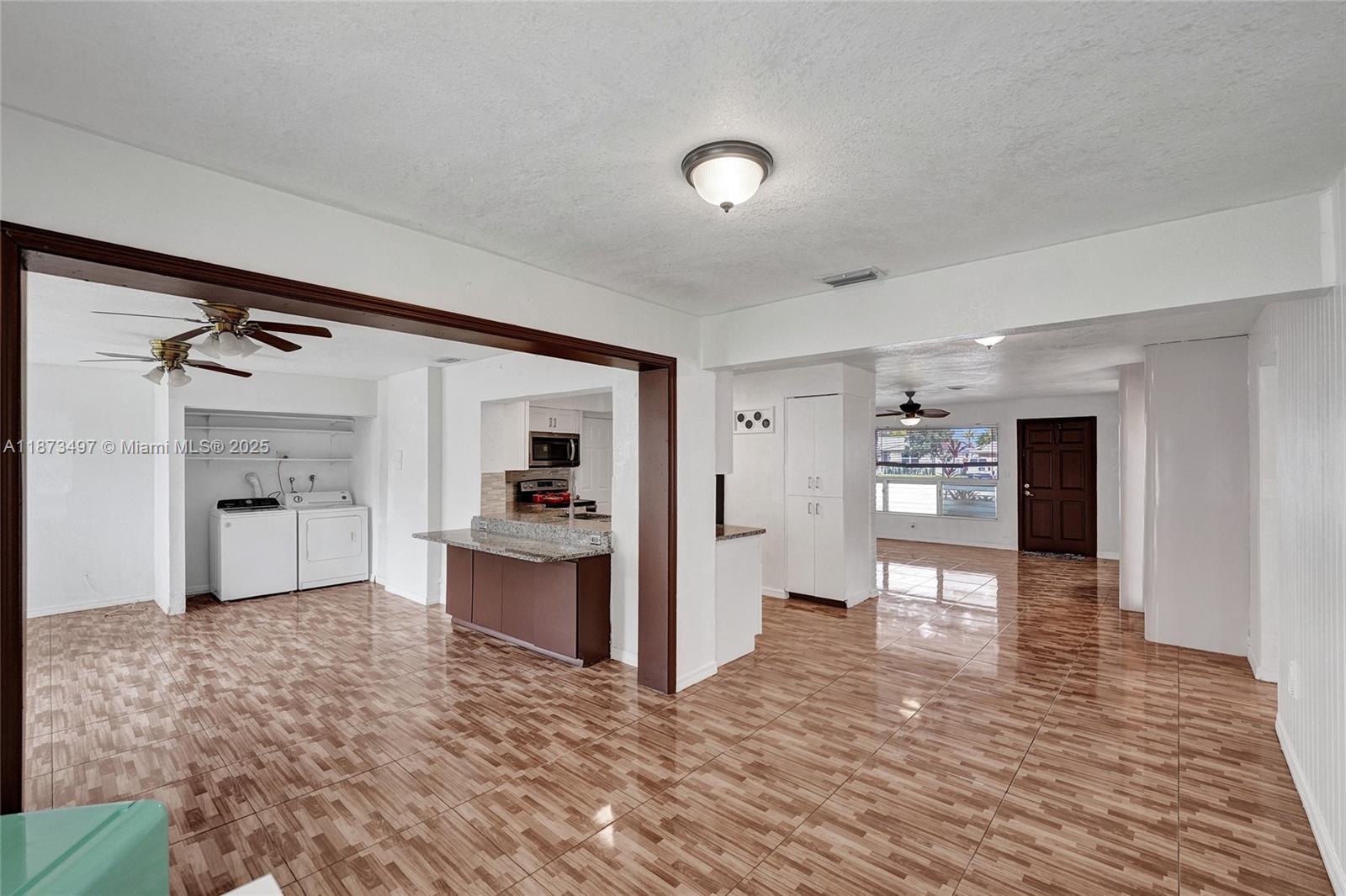 HOLLYWOOD HILLS - Residential