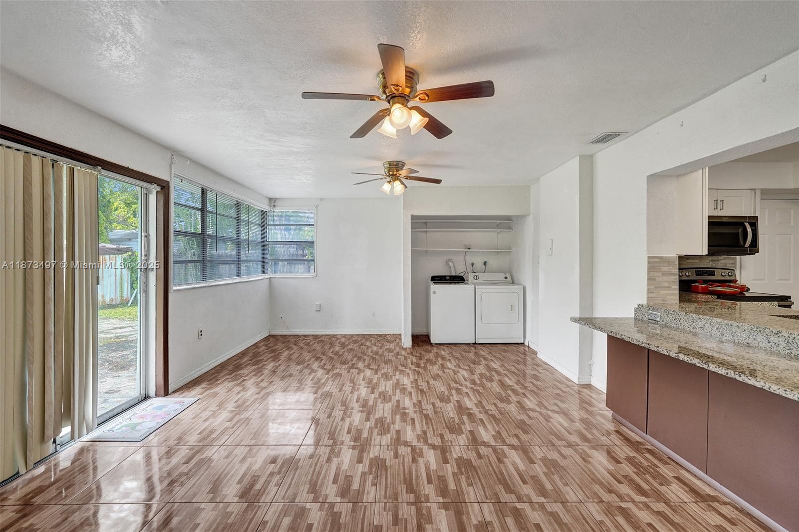 HOLLYWOOD HILLS - Residential