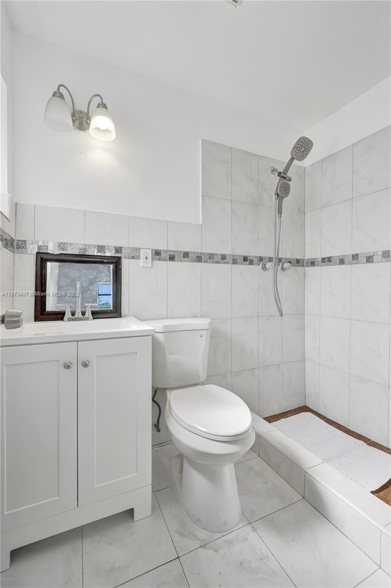 HOLLYWOOD HILLS - Residential