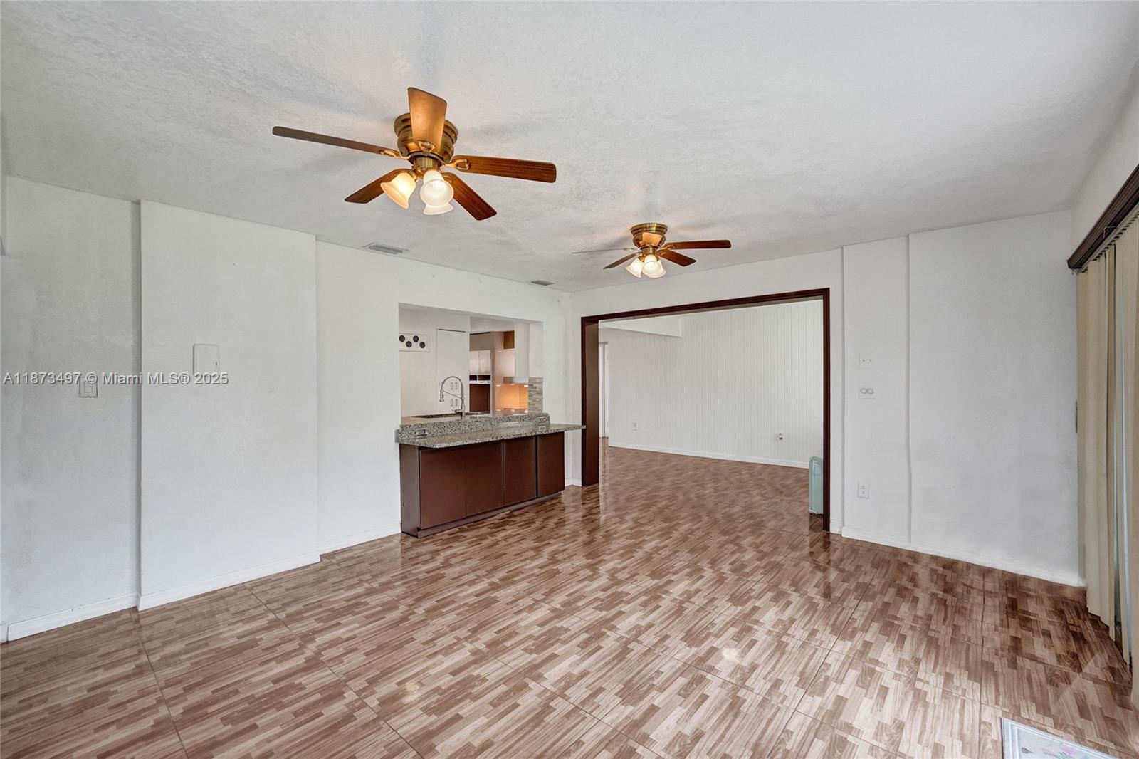 HOLLYWOOD HILLS - Residential