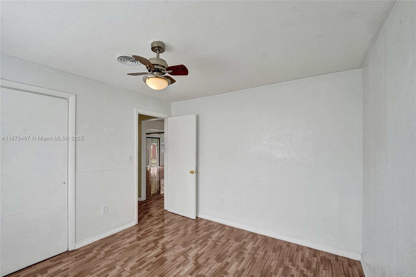 HOLLYWOOD HILLS - Residential