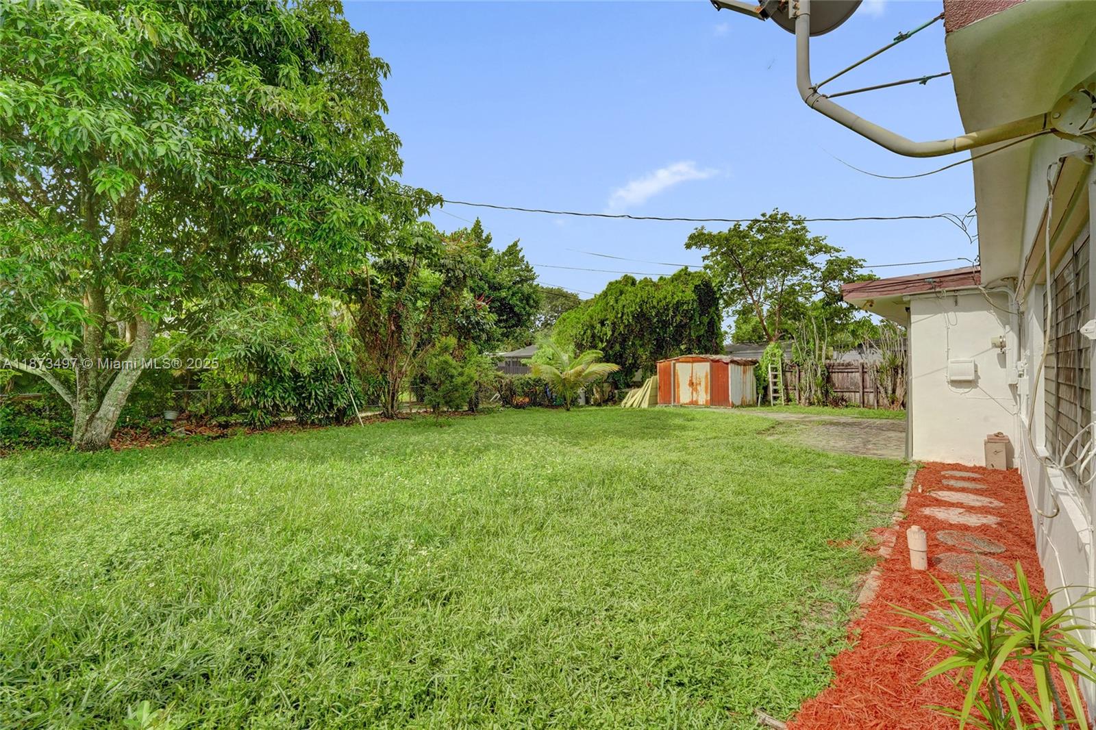 HOLLYWOOD HILLS - Residential