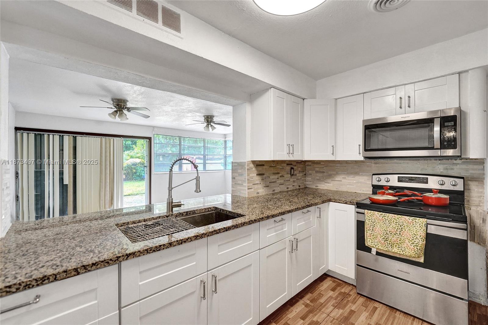 HOLLYWOOD HILLS - Residential