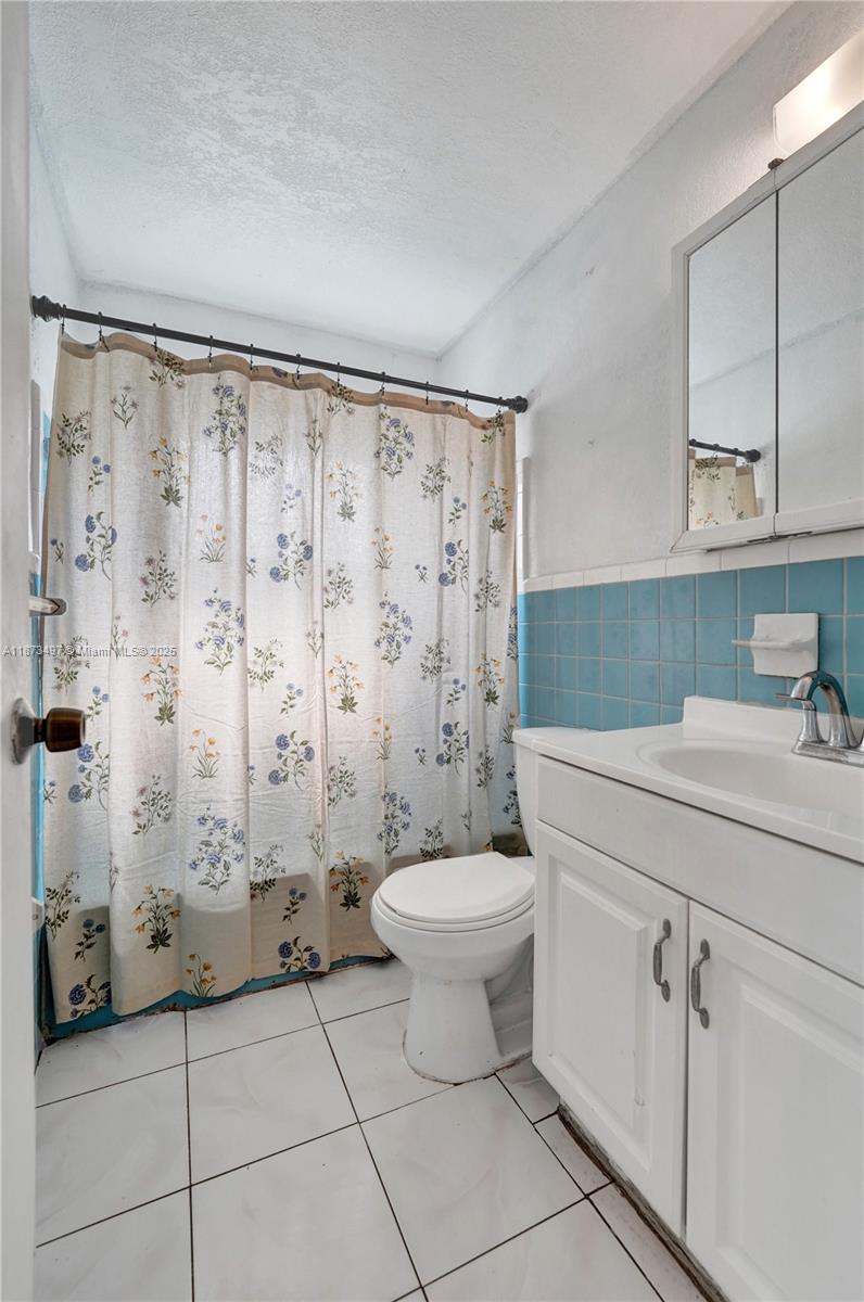 HOLLYWOOD HILLS - Residential