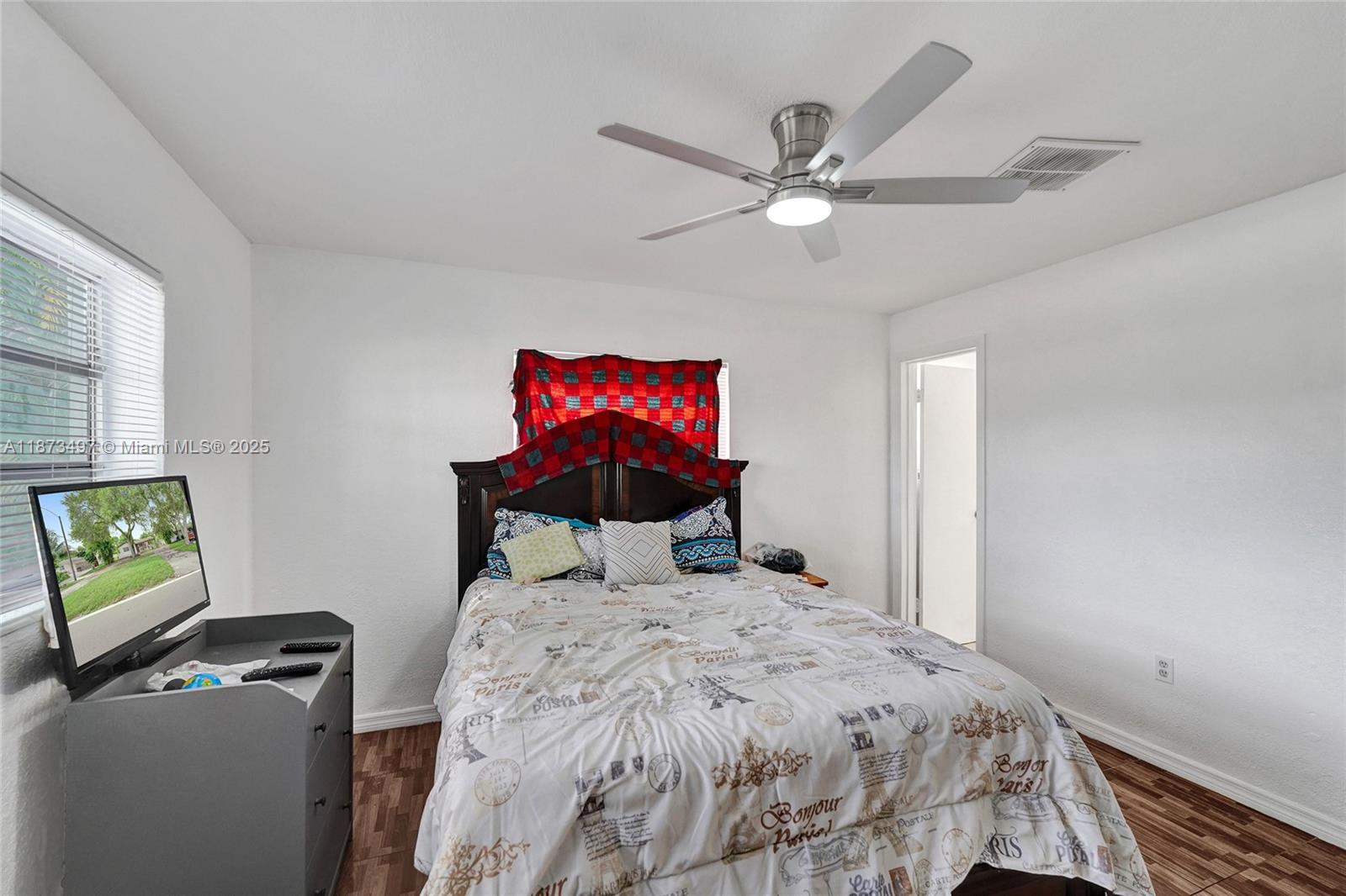 HOLLYWOOD HILLS - Residential