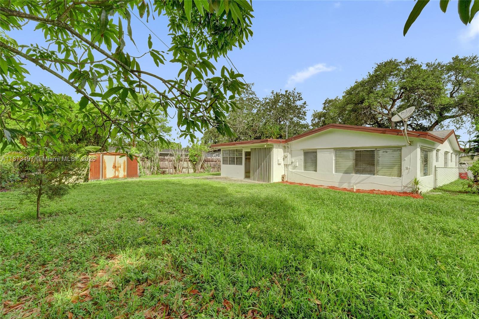 HOLLYWOOD HILLS - Residential