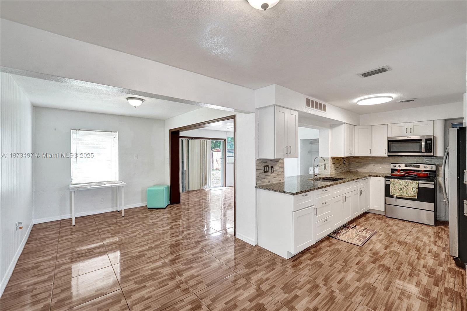 HOLLYWOOD HILLS - Residential