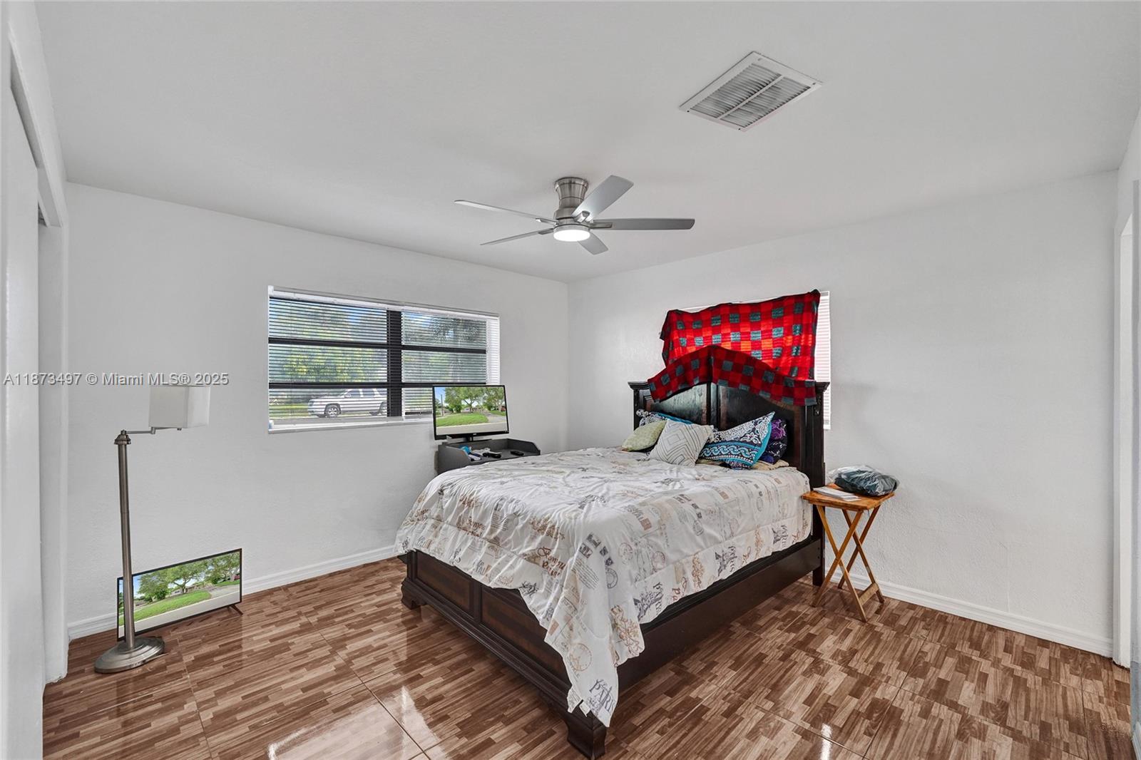 HOLLYWOOD HILLS - Residential