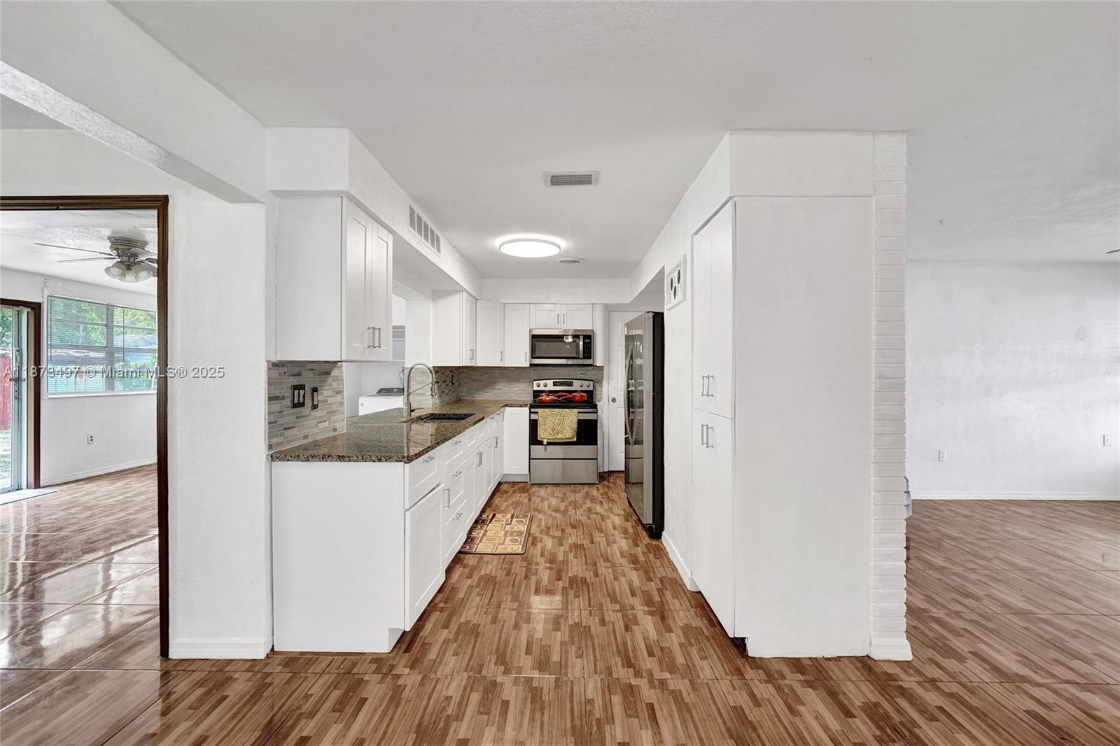 HOLLYWOOD HILLS - Residential