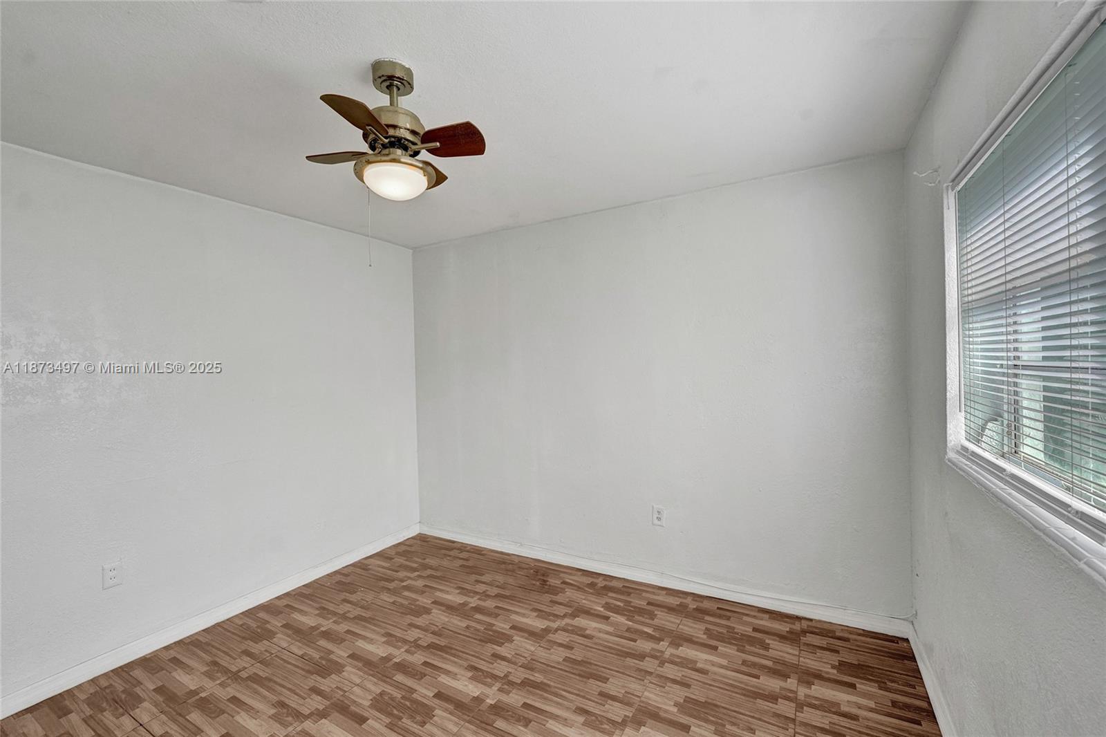 HOLLYWOOD HILLS - Residential