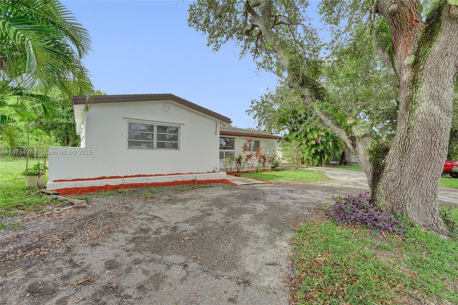 HOLLYWOOD HILLS - Residential