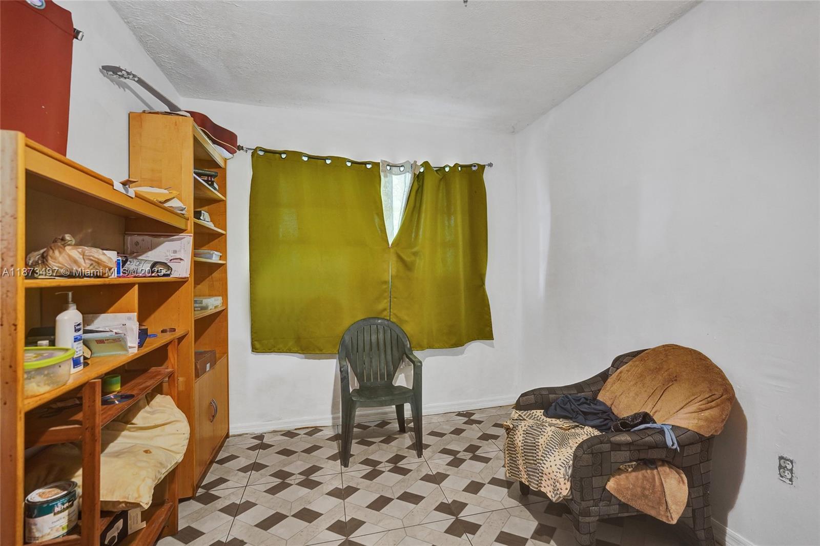 HOLLYWOOD HILLS - Residential