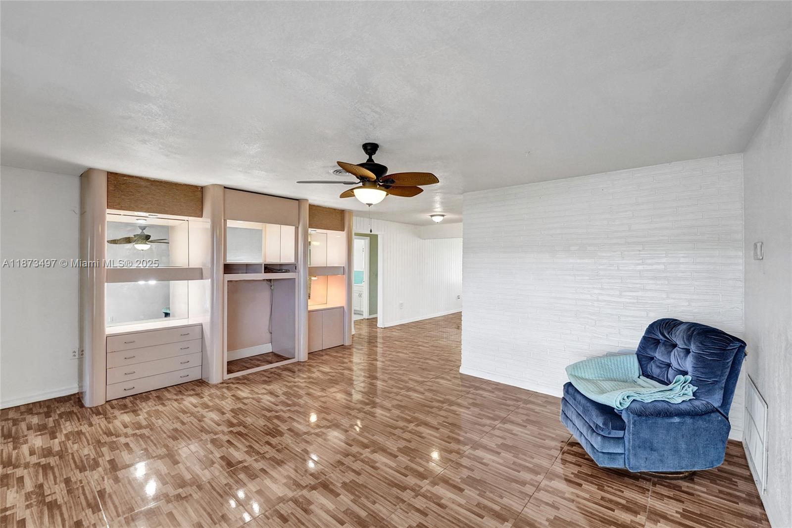 HOLLYWOOD HILLS - Residential