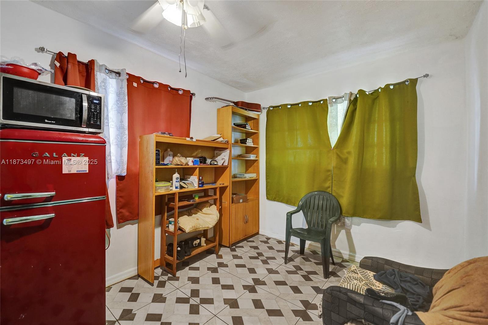 HOLLYWOOD HILLS - Residential