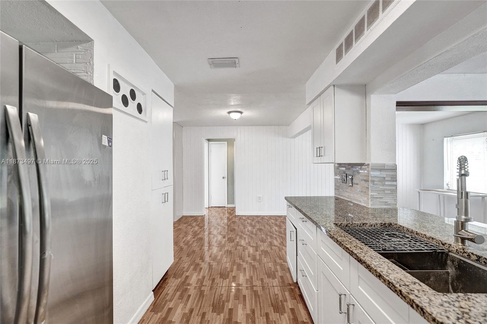 HOLLYWOOD HILLS - Residential