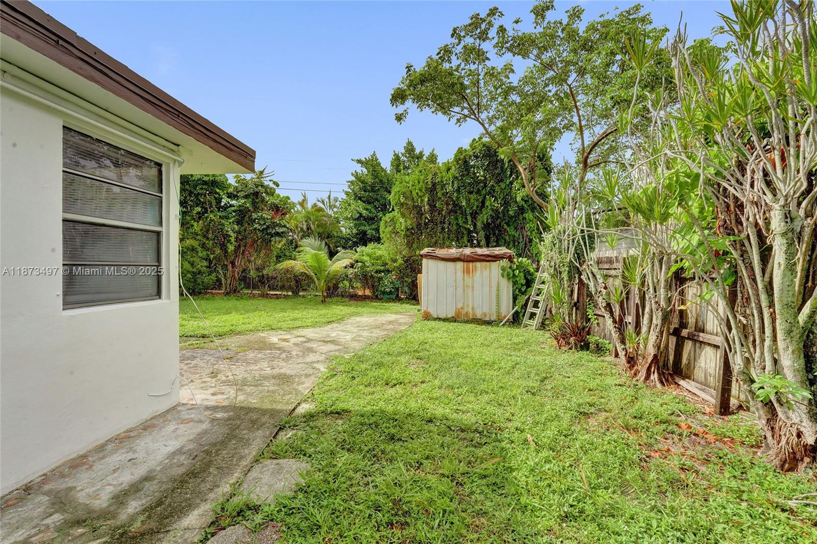 HOLLYWOOD HILLS - Residential