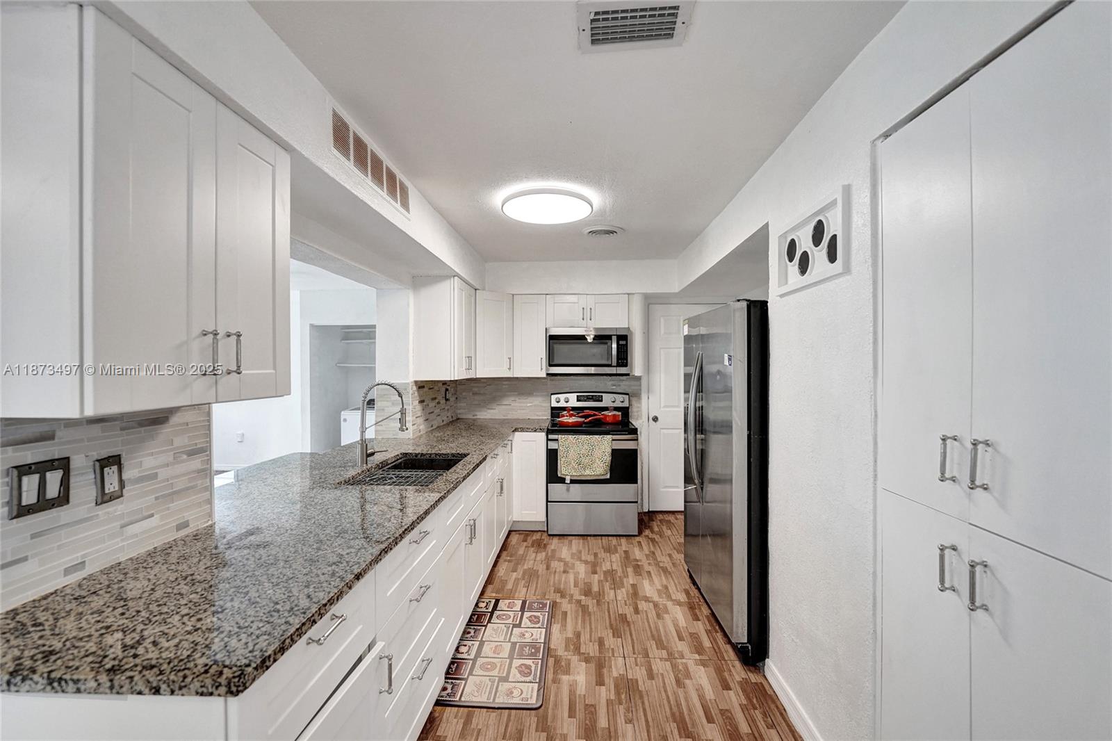 HOLLYWOOD HILLS - Residential