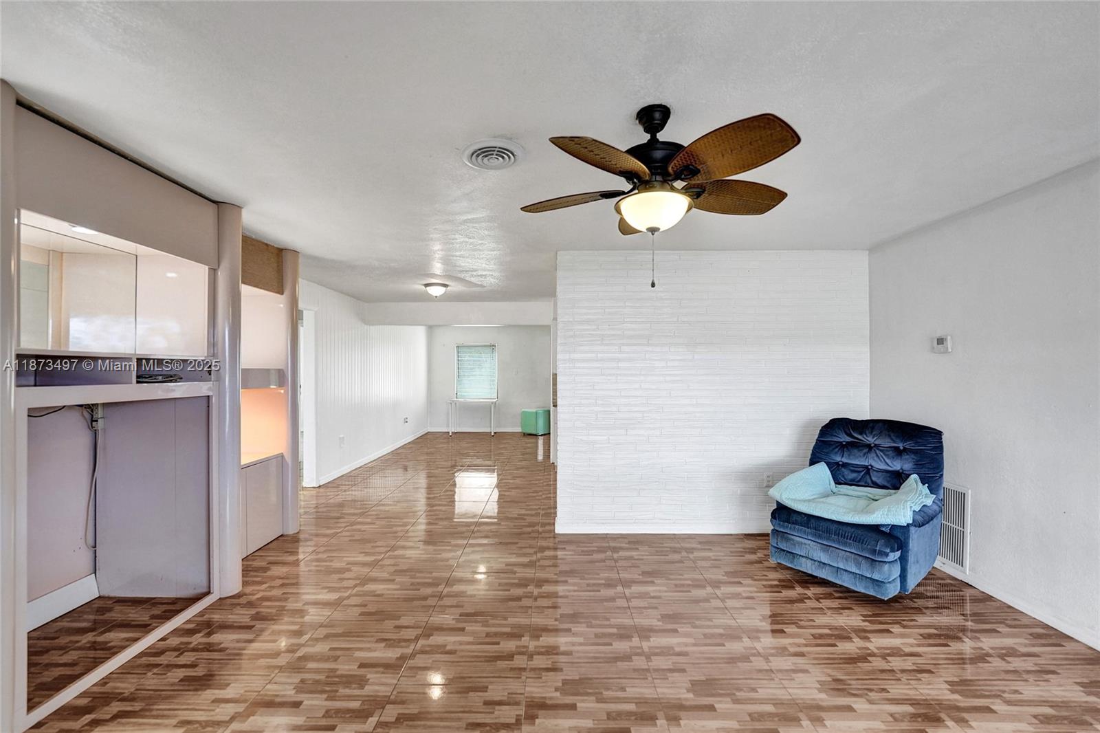 HOLLYWOOD HILLS - Residential