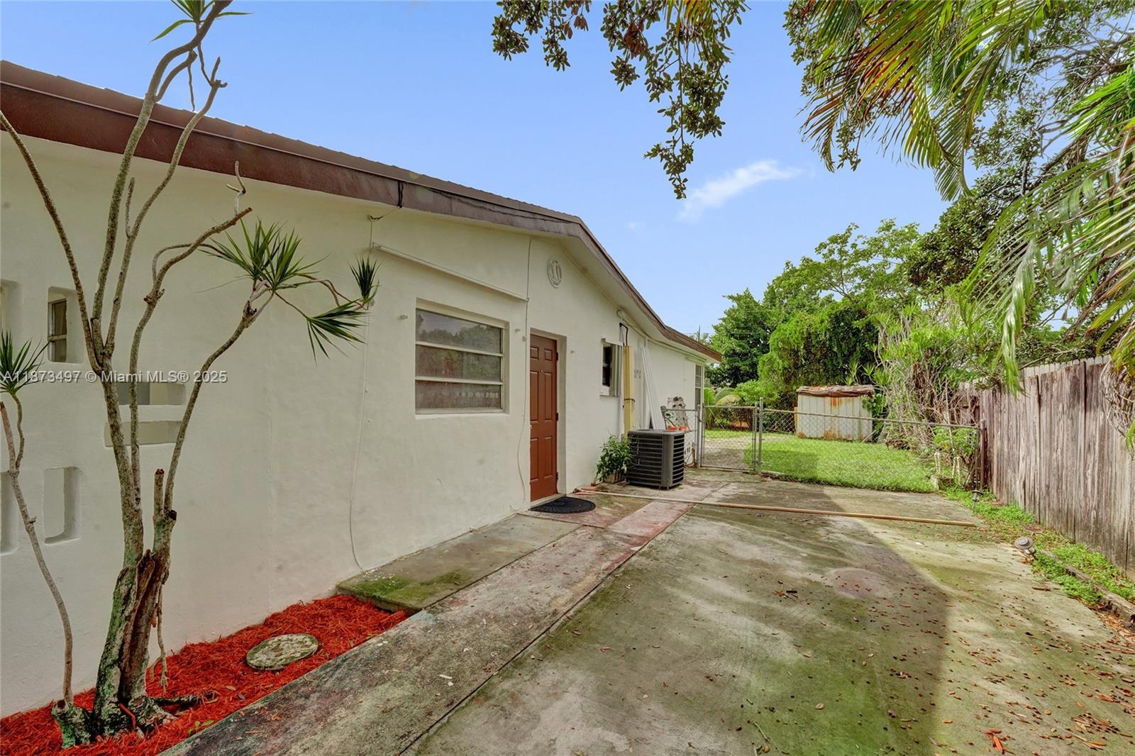 HOLLYWOOD HILLS - Residential