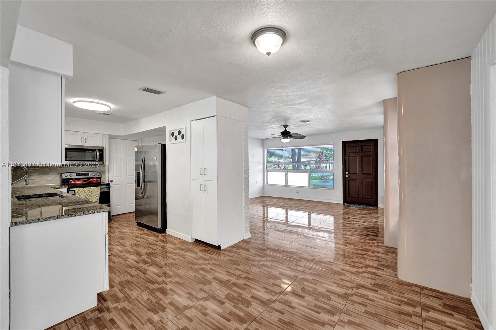 HOLLYWOOD HILLS - Residential