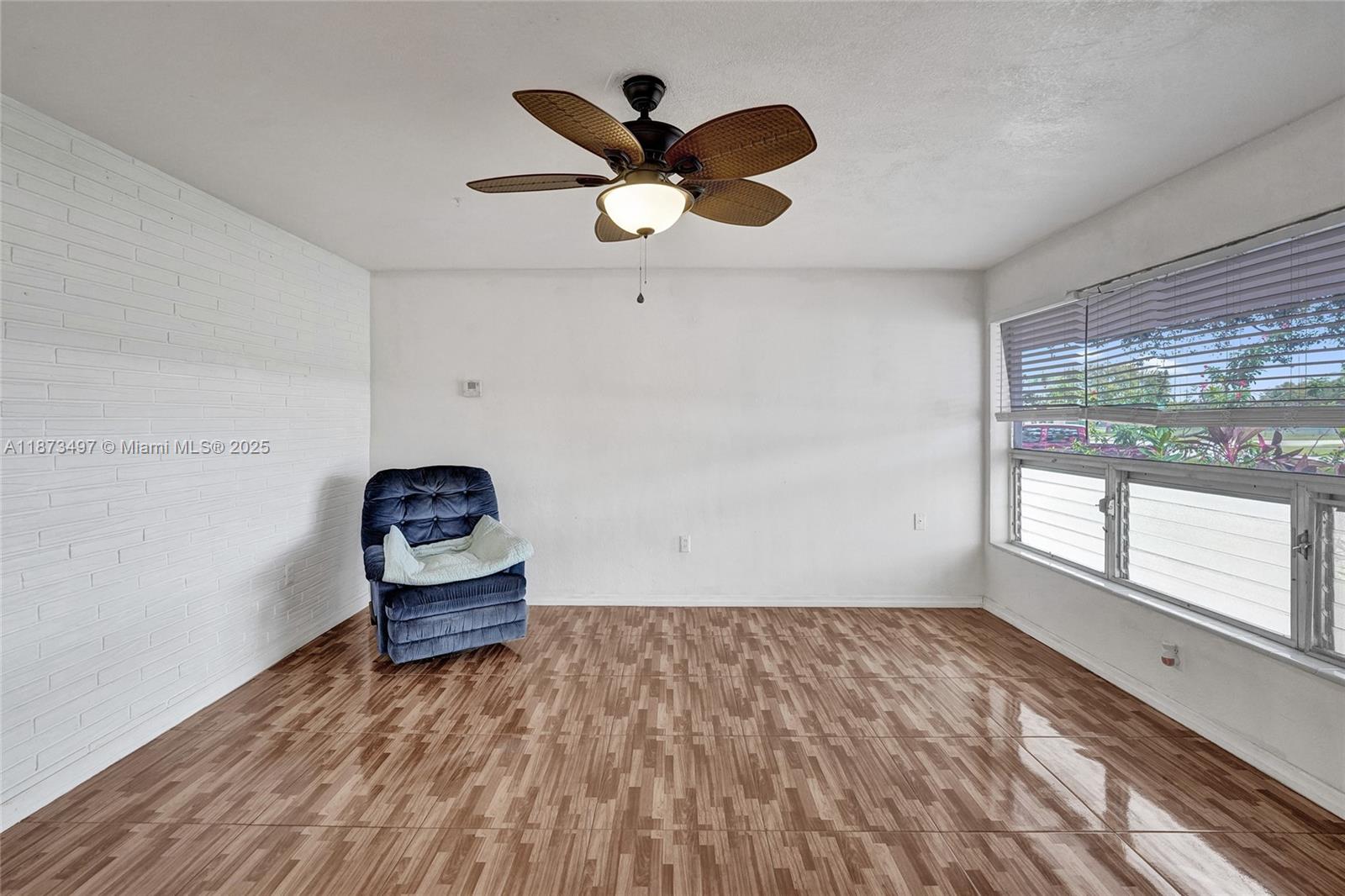 HOLLYWOOD HILLS - Residential