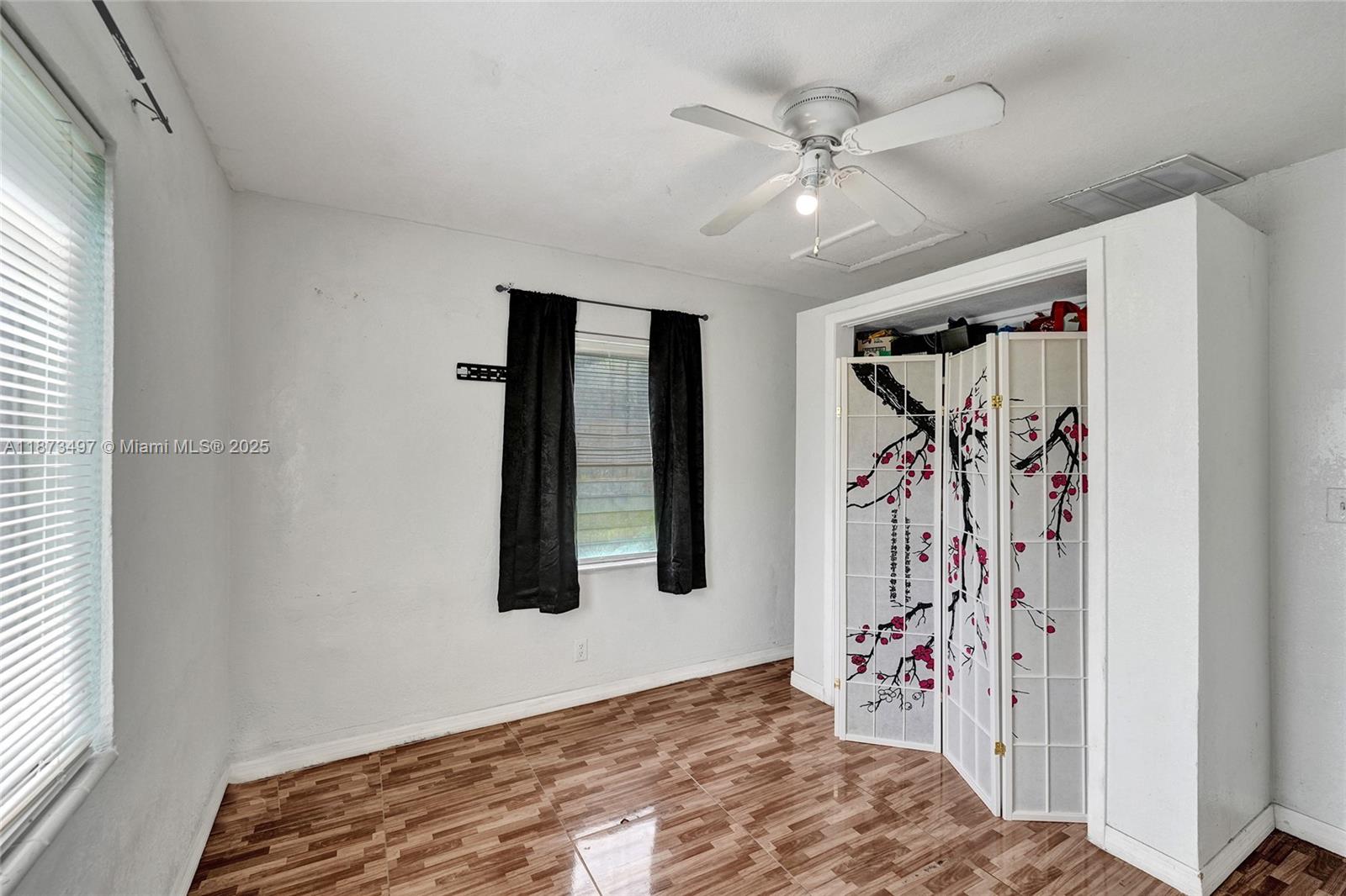 HOLLYWOOD HILLS - Residential