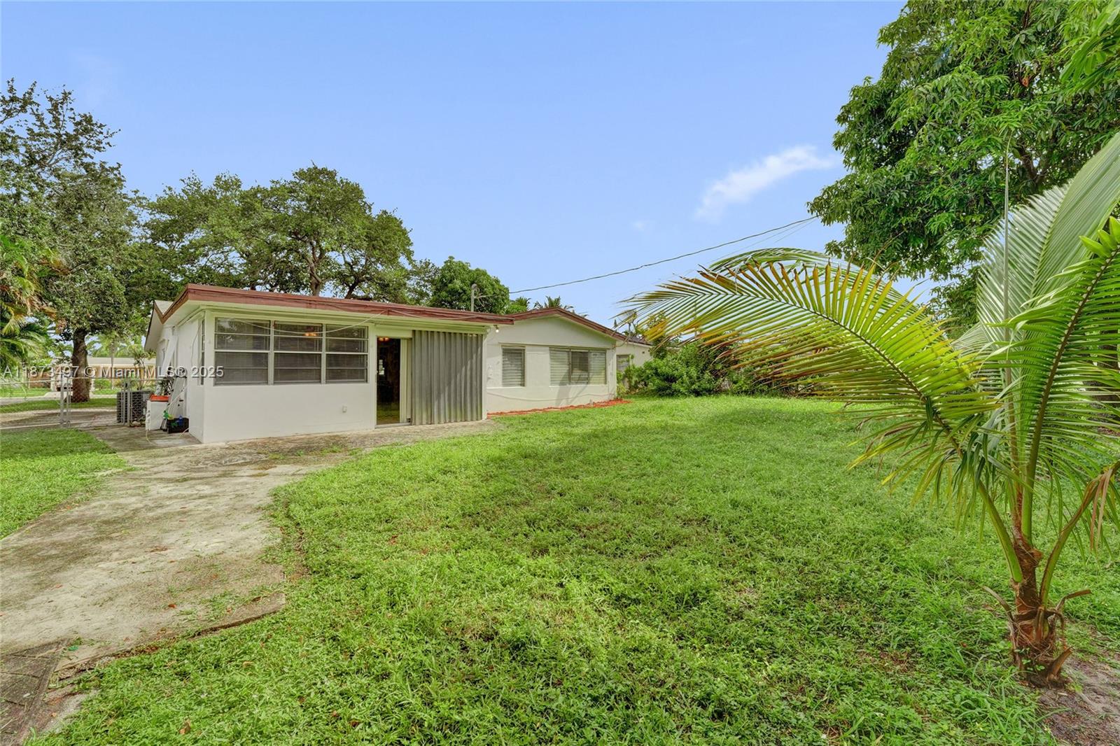 HOLLYWOOD HILLS - Residential