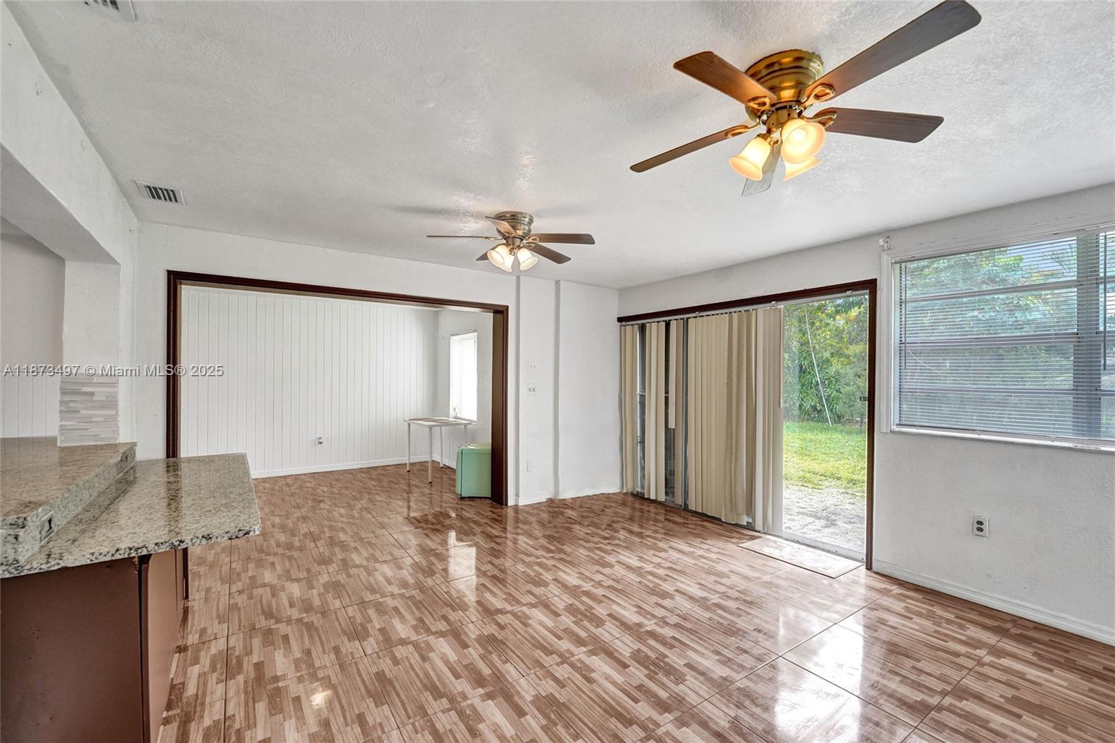 HOLLYWOOD HILLS - Residential