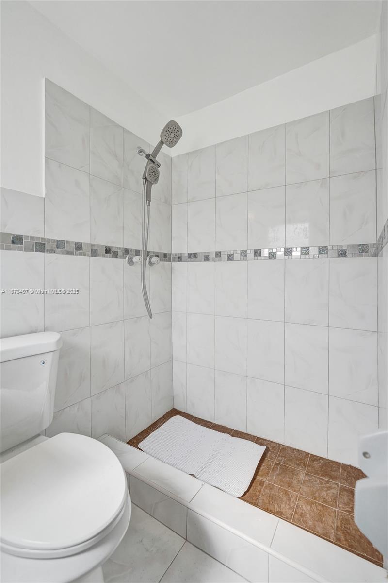 HOLLYWOOD HILLS - Residential