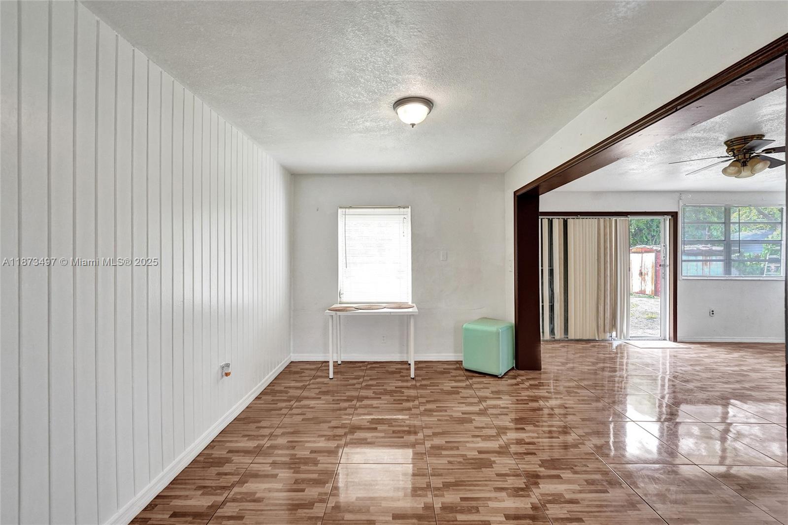 HOLLYWOOD HILLS - Residential