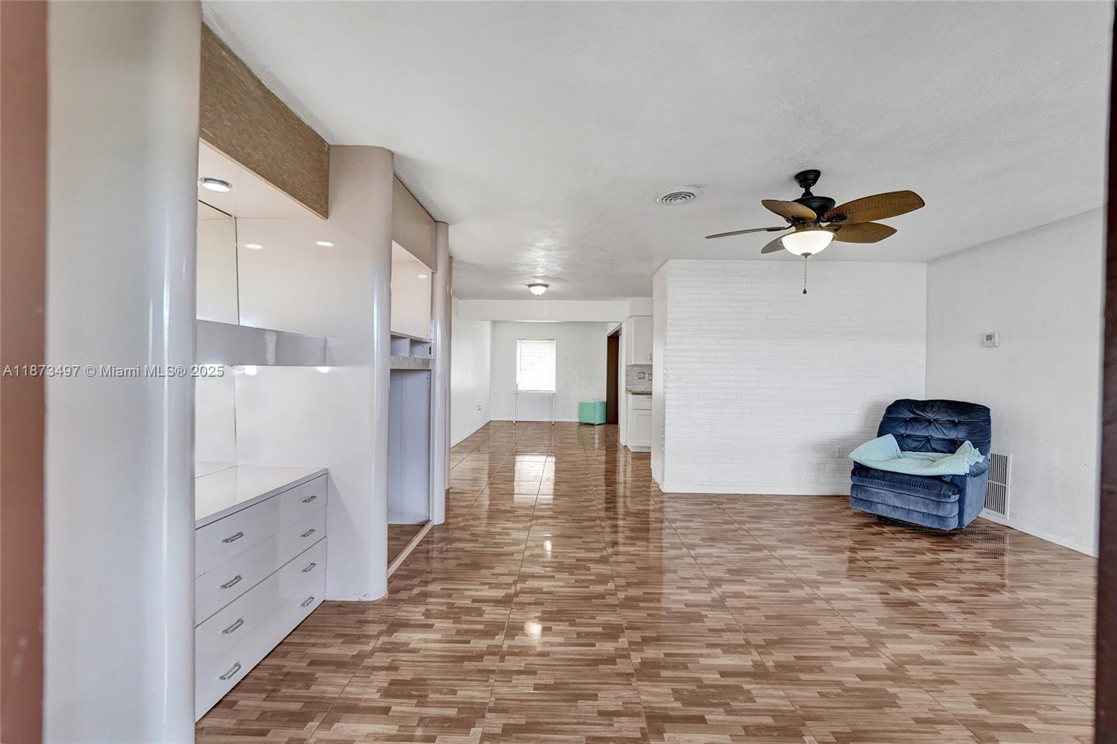 HOLLYWOOD HILLS - Residential