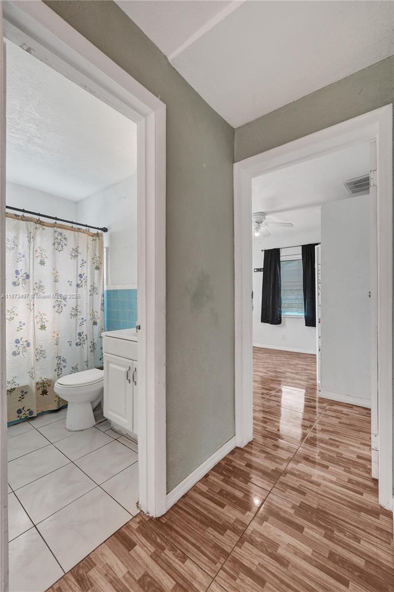 HOLLYWOOD HILLS - Residential