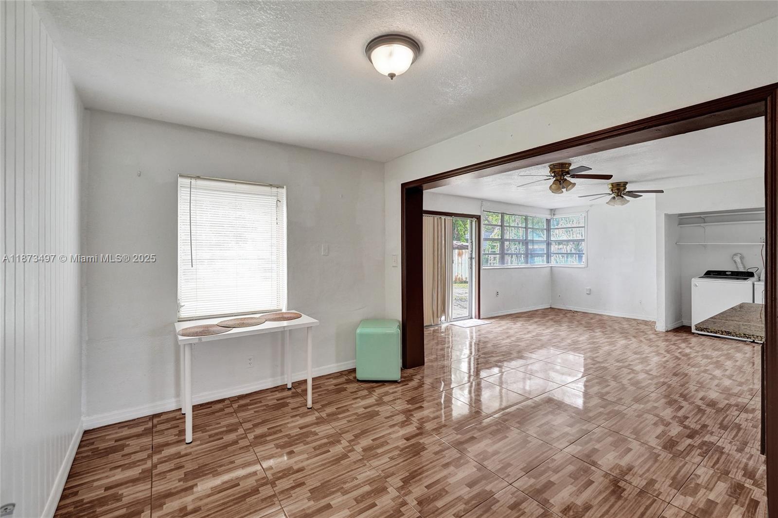 HOLLYWOOD HILLS - Residential