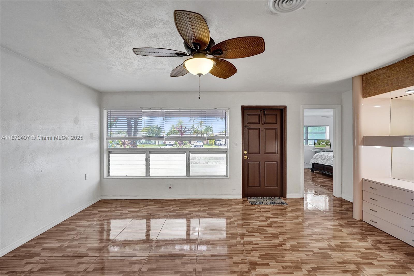 HOLLYWOOD HILLS - Residential